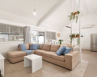 Little Kingsley Beach House - Anna Bay - Sala de estar