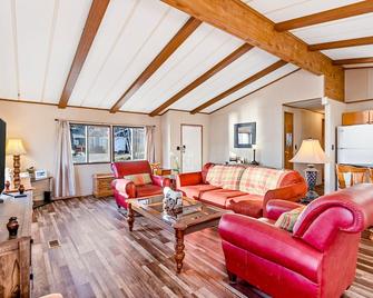 Cozy, waterfront home on Lake Coeur d'Alene - walk to downtown Harrison - Harrison - Living room