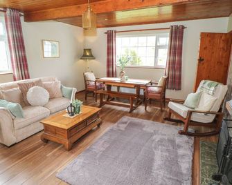 BEN GOWER, pet friendly, with open fire in Oughterard, County Galway - Galway - Living room