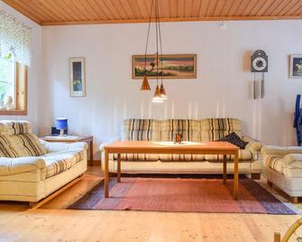 2 Bedroom Awesome Home In Eksjö - Eksjo - Obývací pokoj