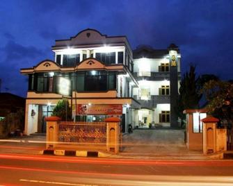 Hotel Graha Muslim Redpartner - Bukittinggi - Building