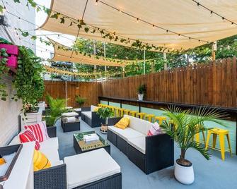 'No Contact' Studio w/ Own Entrance & Free Parking close metro bus downtown - וושינגטון די.סי - פטיו