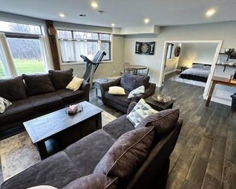 Luxury Country Escape: Suite by the City: a serene oasis in the heart of nature. - Burlington - Living room