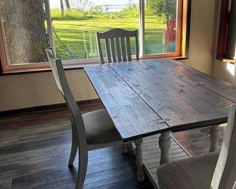 Rustic Beach House w/ Views & Private Beach - Sekiu - Comedor
