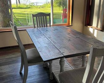 Rustic Beach House w/ Views & Private Beach - Sekiu - Comedor