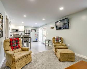 Close to Colleges Worcester Apt with Lake Access! - Worcester - Living room