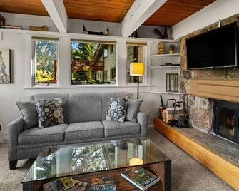 Gorgeous View! Cozy Condo with Mountain Views Near Big Sky Resort & Yellowstone - Big Sky - Living room
