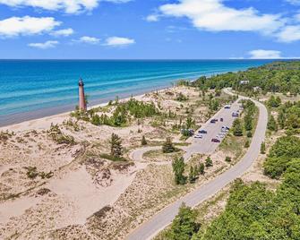 Beachin Lighthouse Villa at Silver Lake Sand Dunes and Little Sable Lighthouse - Mears - Playa