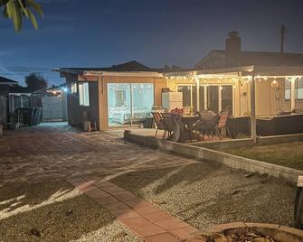 Cozy studio with WiFi and AC in Orange - Villa Park area. Home-Away-From-Home - Orange - Patio