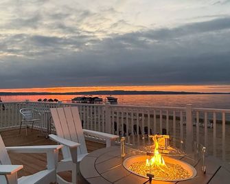 The Baywatch Resort - Traverse City - Balcón