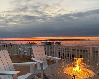 The Baywatch Resort - טראברס סיטי - מרפסת