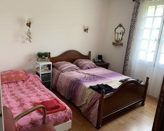 Gated family home with private pool - Miramont-de-Guyenne - Habitación