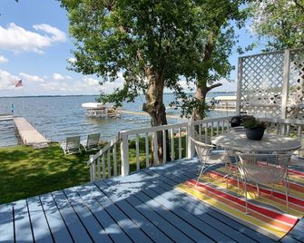 Charming Vintage Lake Cottage - Spirit Lake - Patio
