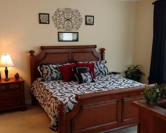 Beautiful 3 bd/3 ba Lake Front Condo - Newly Renovated - Santee - Schlafzimmer