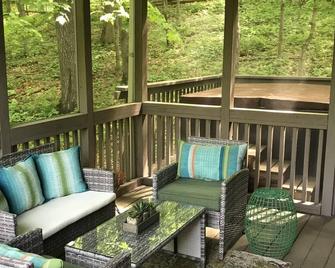 Beautiful Private Eco-Friendly 3 Level Home Nestled in Woods Hot Tub Galena - Galena