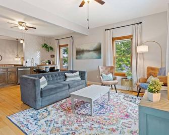 The Nininger Apt - Walk to DT & River, King Bed - Hastings - Living room