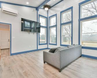The Tiny Pickleball Mansion at Lake Hartwell - Hartwell - Living room