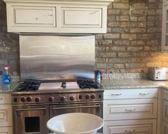 Charming Victorian Cottage - historic district. Nice view, quiet neighborhood. - Saint George - Kitchen