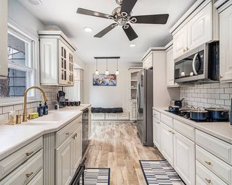 A Touch of Luxury - Omaha - Kitchen