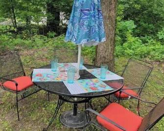 Cheerful 2bedroom bungalow w/ parking on premises! - Ripley - Patio
