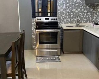 Chic 1-bedroom apartment with AC, WiFi in enchanting Montego Bay - Bahía Montego - Cocina