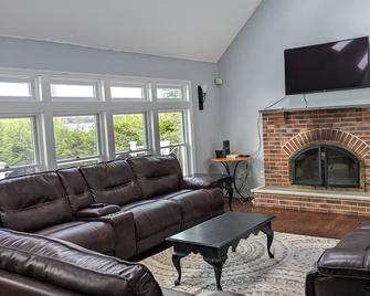 Large Lakefront Home - sleeps 13+ - Sanbornton - Living room