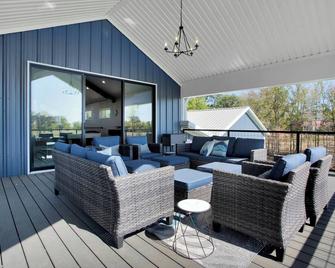 5 minutes to Beautiful Lake Texoma! Sleeps 12 people and Pet-Friendly! - Pottsboro - Patio