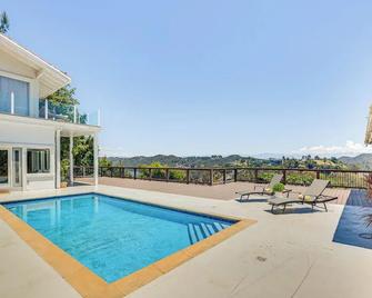 Los Angeles Home w/ Private Pool, Mtn & Lake View! - Los Ángeles - Piscina