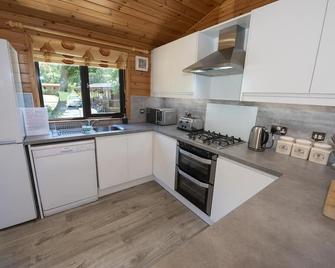 Lomond Lodge 20, Luxury Log cabin on the banks of Loch Lomond - Rowardennan - Kitchen