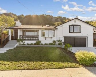 @ Marbella Lane - 3BR w/sweeping views of Bay Area - San Mateo - Building