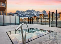 Spring Creek Spacious Luxury & Views at White Spruce Lodge - Canmore - Pool