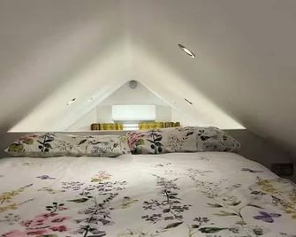 Cosy Retreat by the river, tucked away Tiny House - Thames Ditton