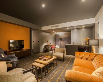 The George - College Station - Oturma odası