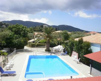 بوليكينيس رومز - Lefkáda - حوض السباحة