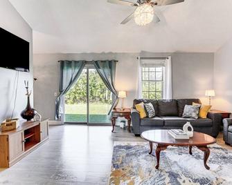 Port Charlotte Home Near Beaches and Dining - Port Charlotte - Living room