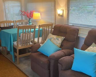 Wake Up to Beautiful Shuswap Lake Views in a Cozy/Clean 5th Wheel Trailer - Scotch Creek - Living room