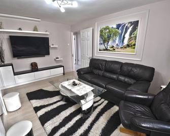 Immaculate 2-Bed Apartment In Isleworth - Isleworth - Living room