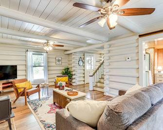 Dog-Friendly Hiawassee Cabin with Decks and Fire Pit! - Hiawassee - Living room