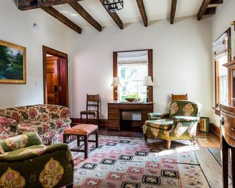 Morrison Cabin Offers The Finest Interiors, Unique History & Very Best Location - Lexington - Living room