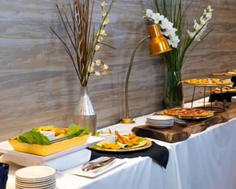 Holiday Inn & Suites Philadelphia W - Drexel Hill By IHG - Drexel Hill - Buffet