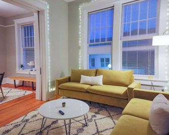 The Chic Downtowner- 2 bedroom apartment - Martinsburg - Wohnzimmer