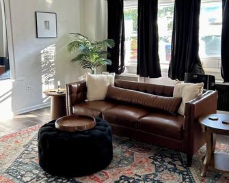 Charming 1-bedroom apartment in Southwest Greensburg - close to everything. - Greensburg - Living room