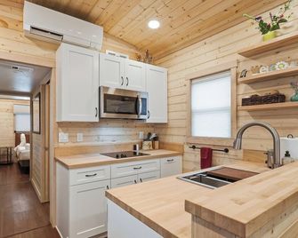 Chama Crossing - Tiny Train Next to Railroad - Dog Friendly - Chama - Kitchen