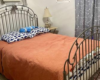Yellowstone Cottage by the Sea (Gulf Coast Beach) - Ocean Springs - Bedroom