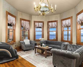 Victorian Waterfront Mansion w/ 180° Puget Sound Views - Marysville - Obývací pokoj