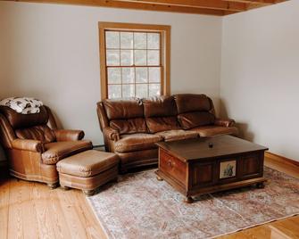 4 BR Mt Snow Okemo Ski Chalet w Amazing views! - Brattleboro - Living room