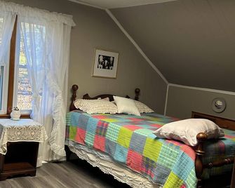 Near I-65-Quiet Country Escape at Indian Creek Farmhouse - Pulaski - Slaapkamer