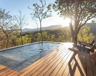 Sasi Africa Luxury Tented Bush Lodge - Bergville - Zwembad