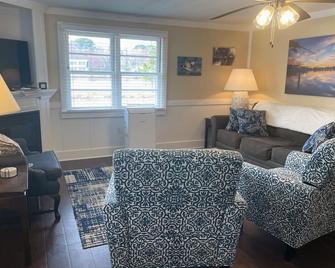 Cottage #2: Charming 2-bedroom cottage, waterfront, WiFi - Bozman - Living room