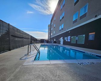 La Quinta Inn and Suites by Wyndham-Red Oak TX IH-35E - Red Oak - Piscina